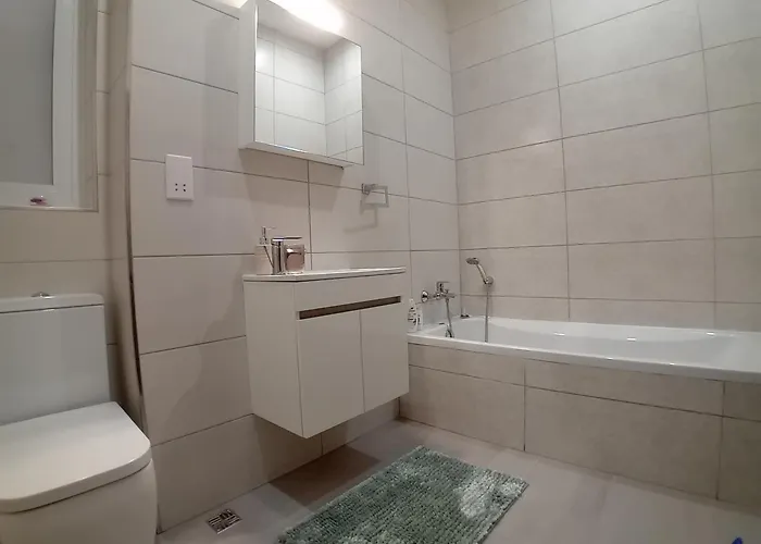 Luxury Two Bedroom Apartment *